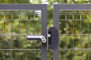 Zabezpieczenie ogrodzenia i bramy na zimę czyli o powłokach i technologiach powlekania Betafence