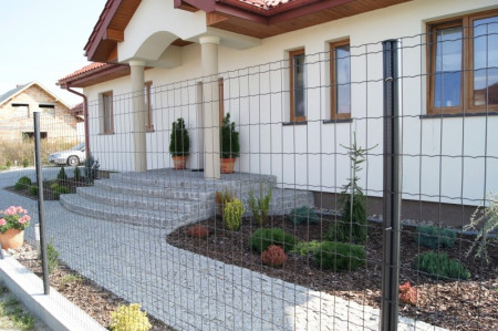 Siatka ogrodzeniowa inna niż zielona, czyli elegancki antracyt